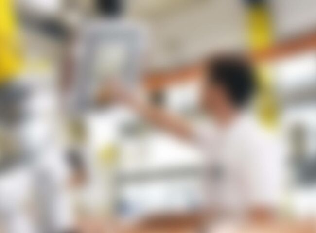 Mitarbeiter bedient einen Computer einer Fertigungsanlage